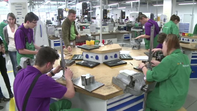 Tinerii din învăţământul profesional ar putea primi subvenţii de 300 de lei pe lună. Proiectul, lansat în consultare publică