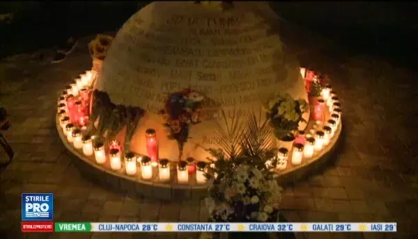 1 an si 9 luni de Colectiv: monumentul din Piata Bucur, inconjurat cu 65 de candele albe