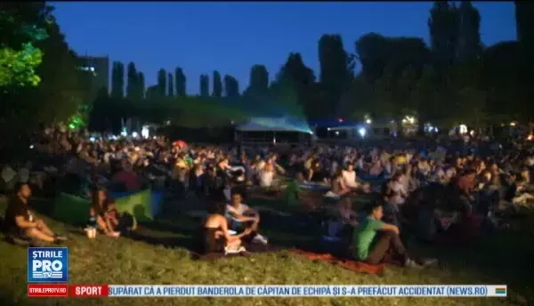 Festivalul Marele Picnic: Mii de bucuresteni au urmarit de la firul ierbii proiectii de scurtmetraj in Gradina Botanica