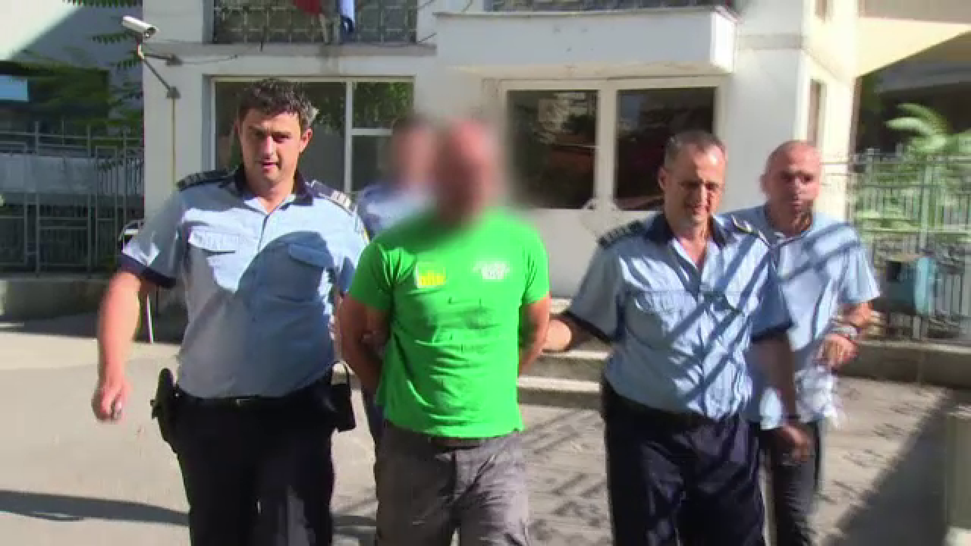 Un barbat a fost retinut de politisti, dupa ce ar fi incercat sa seduca o copila de 10 ani la un strand. Cum se apara acesta