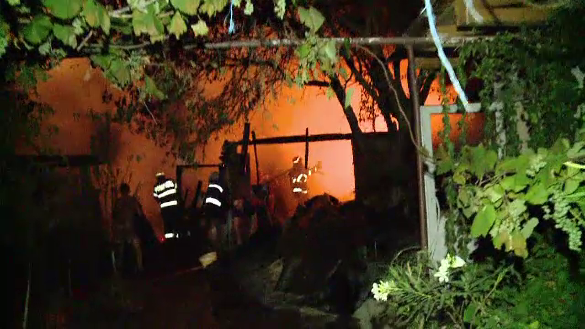 Un incendiu violent, dupa ce mai multe materiale de constructie au luat foc, s-a extins la un garaj si o terasa in Timis