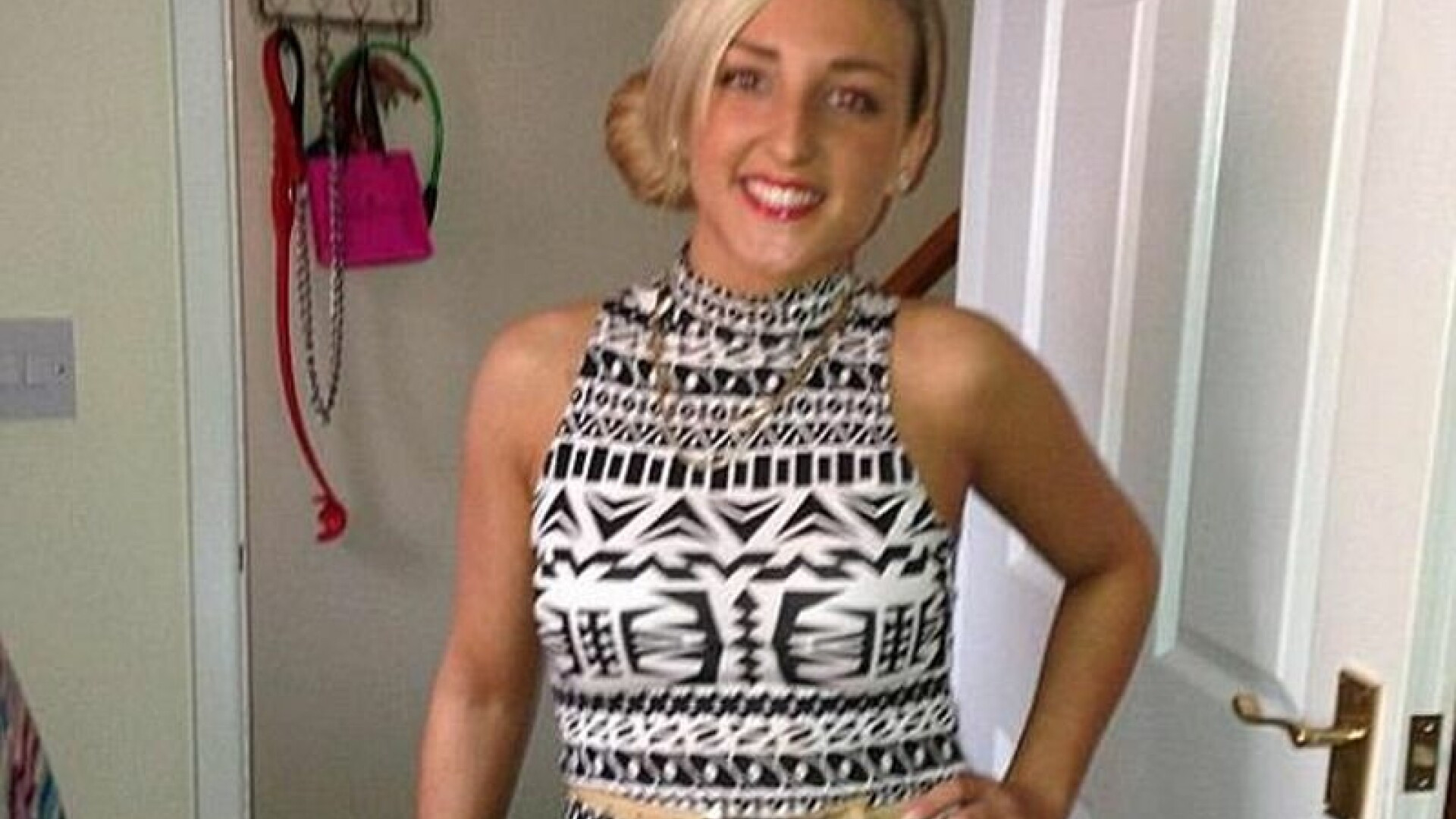 A cheltuit 5000 de lire sterline ca sa isi opereze nasul, dar a fost desfigurata de o colega de scoala. Cum arata tanara acum