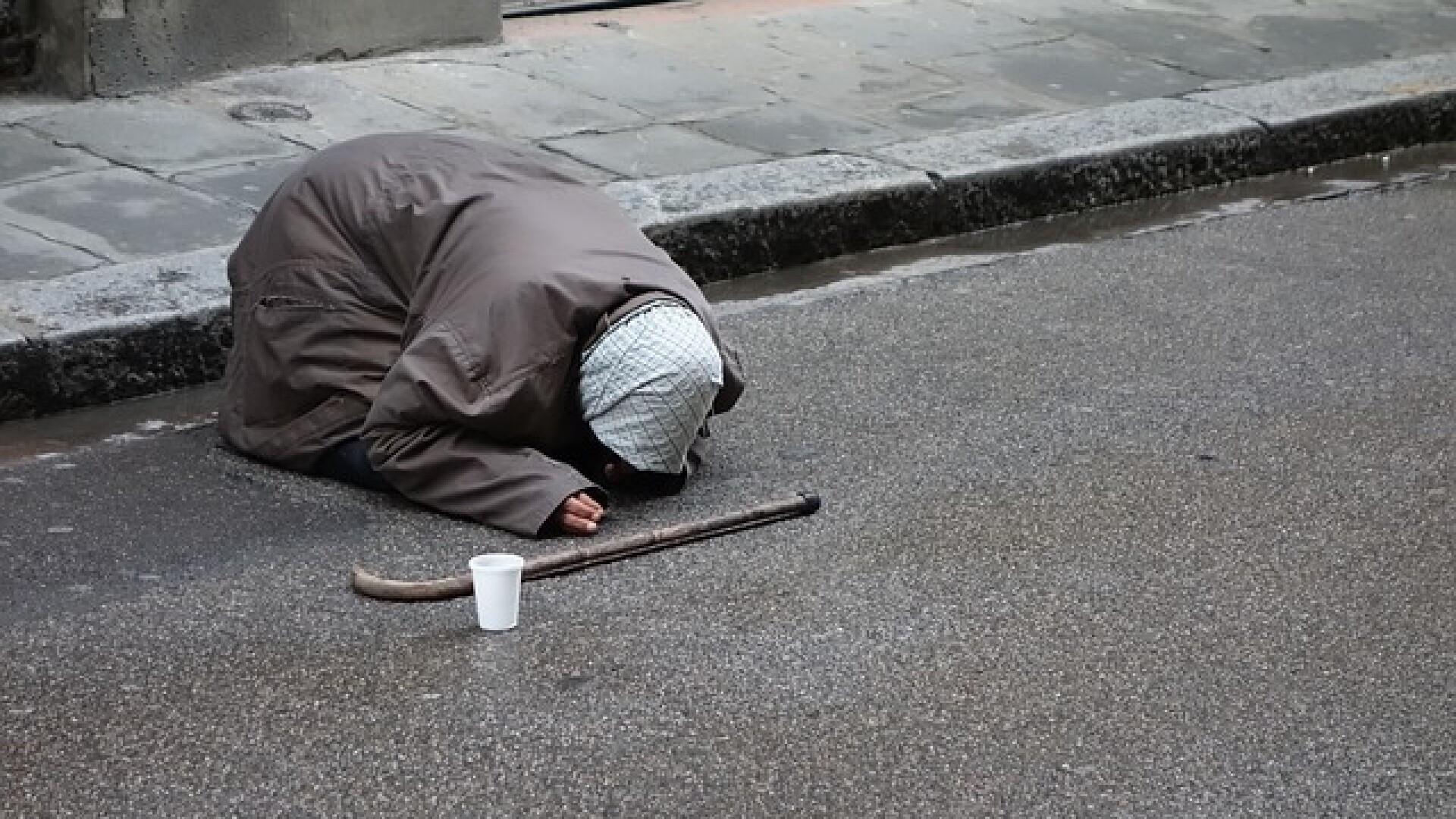 O româncă, prima victimă a inăspririi legislației din Danemarca privind cerșetoria. Femeia va fi deportată