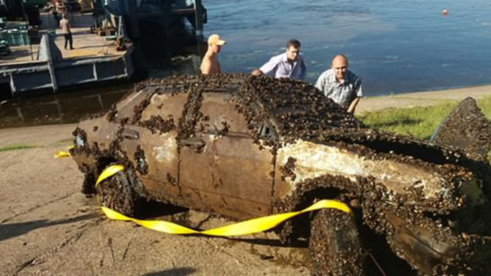 Un scafandru rus a descoperit o masina pe fundul raului Volga. Ce au gasit politistii inauntru cand a fost scoasa din apa