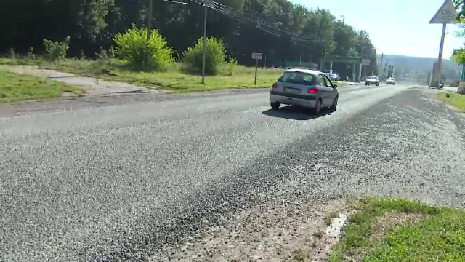 Lucrarile de reparatii de pe DN 67, motiv de scandal intre soferi: "Depasesc si arunca piatra. Ieri erau 6 parbrizuri sparte"