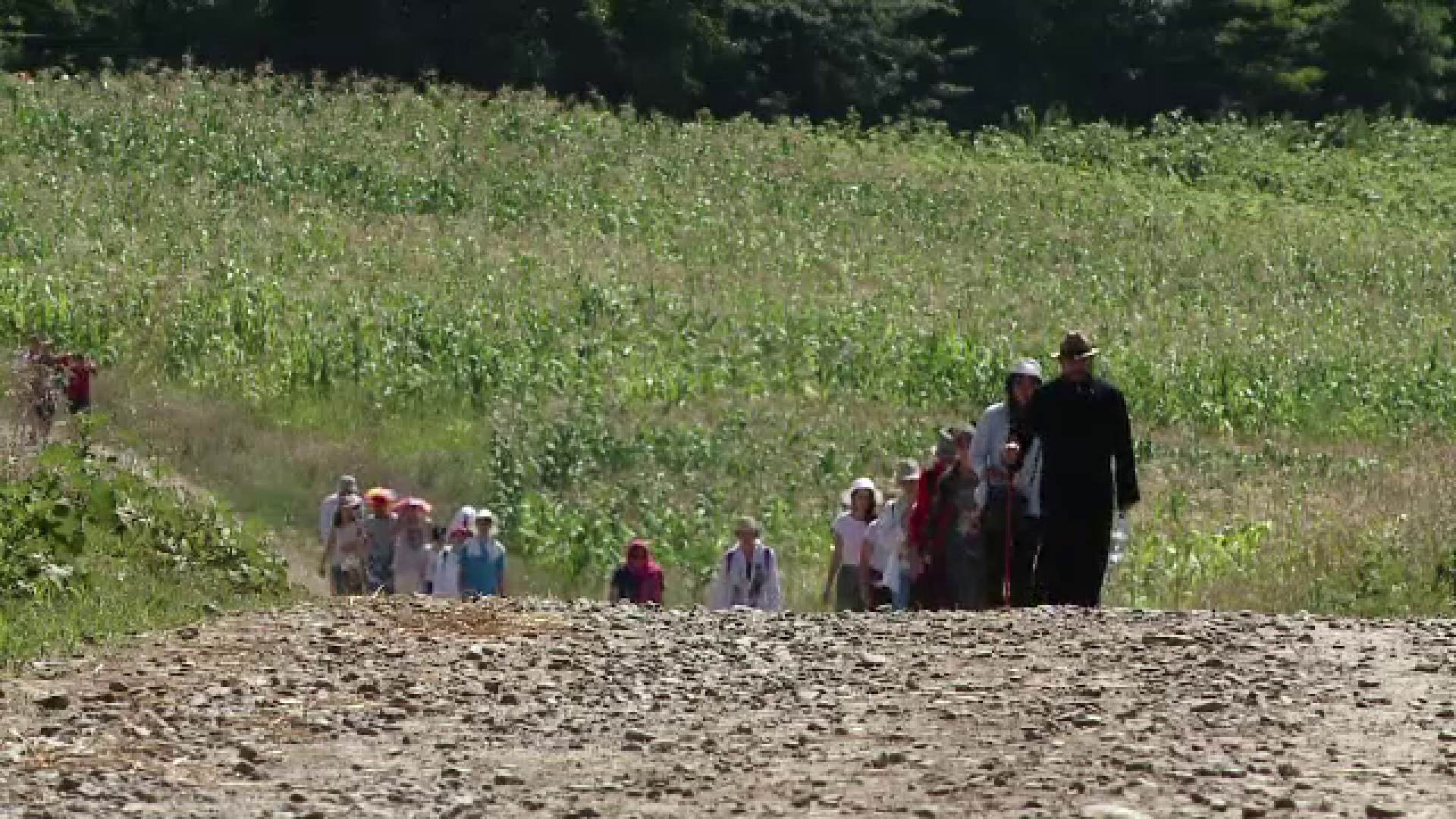 Studenti din Neamt, Botosani si Iasi, intr-un pelerinaj impresionant, din capitala Moldovei pana pe varful muntelui Ceahlau