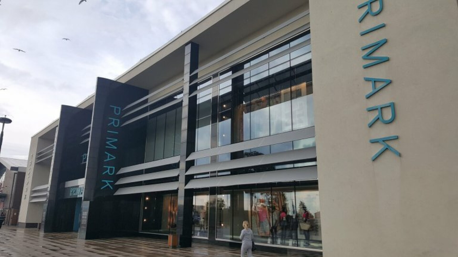 Descoperire istorica sub un centru comercial din Anglia. Ce a vazut proprietarul in groapa aparuta in parcare