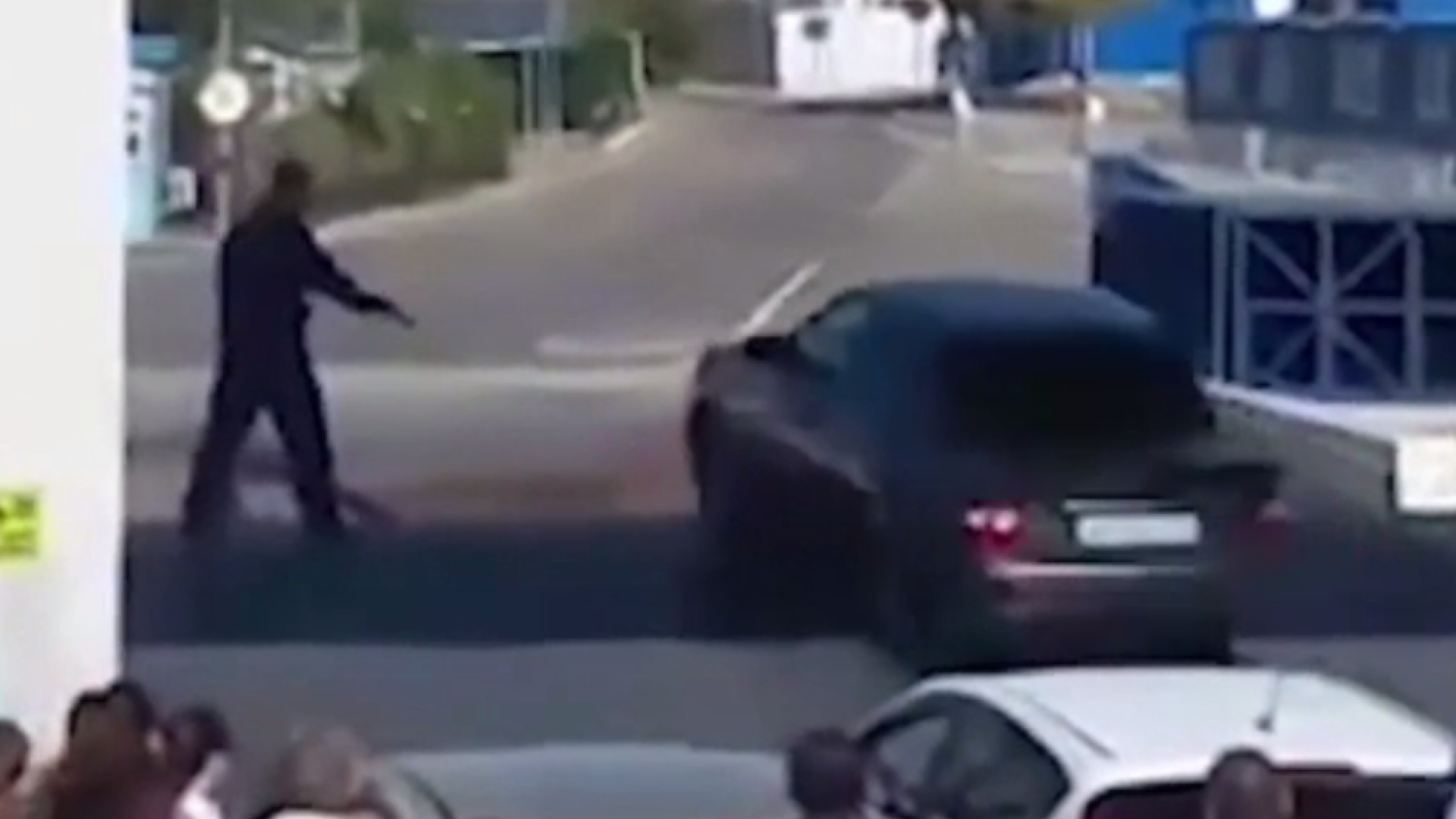 S-a grabit sa coboare de pe feribot inainte sa ancoreze, dar a ajuns cu masina in apa