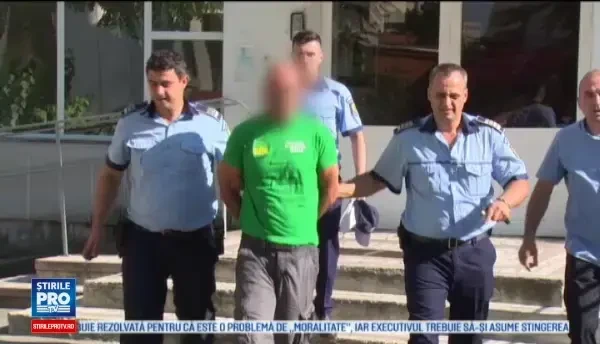 Un barbat a fost retinut de politisti, dupa ce ar fi incercat sa seduca o copila de 10 ani la un strand. Cum se apara acesta