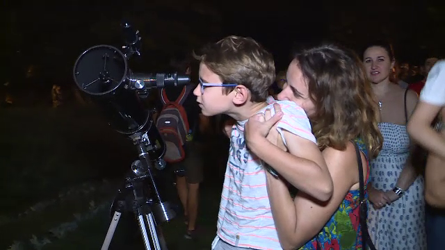 2000 de bucureșteni s-au întâlnit pentru a privi Luna prin telescop