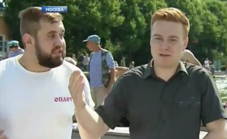 Jurnalist lovit cu pumnul in față de un bărbat beat, într-o transmisiune in direct. VIDEO