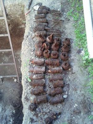 Peste 30 de mine antipersonal, descoperite în curtea unui localnic din Vrancea