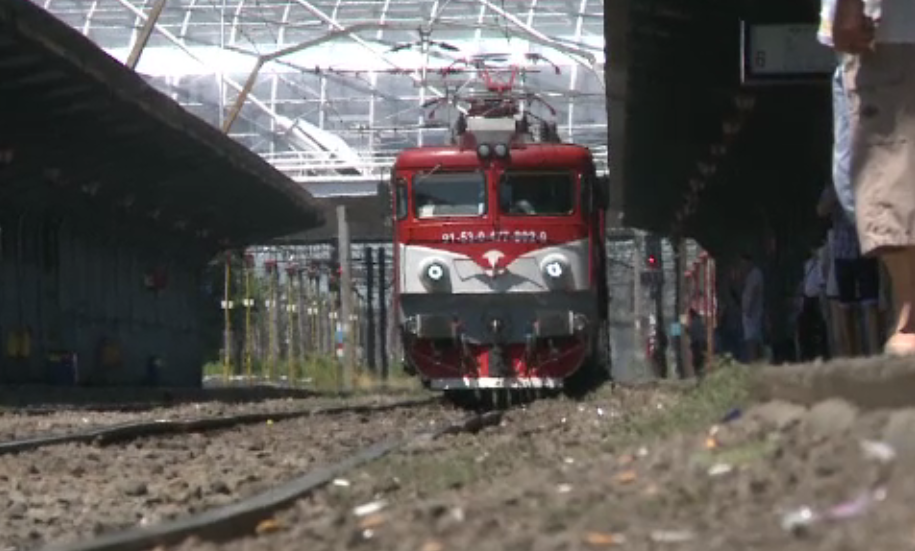 Haos pe drumuri si pe calea ferată din cauza caniculei. TIR-urile au fost oprite pe dreapta