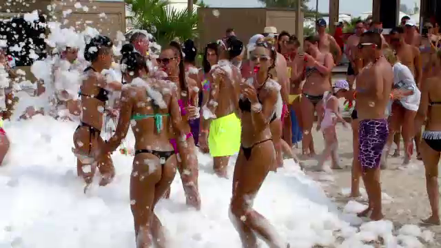 Cluburile din Mamaia și prețurile atrag tot mai mulți străini