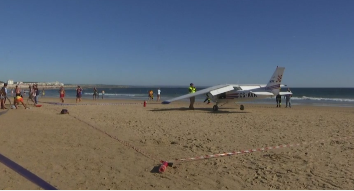 Un bărbat şi o fată au fost ucişi de un avion, pe o plajă lângă Lisabona