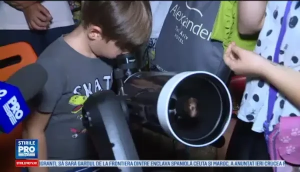 2000 de bucureșteni s-au întâlnit pentru a privi Luna prin telescop