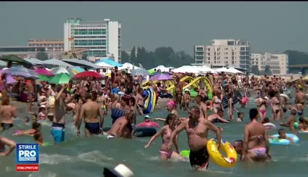 Românii se pun in pericol la plajă, pe Cod Galben de caniculă