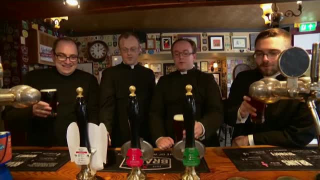 Preoți dați afară din bar. Angajații au crezut că s-au deghizat