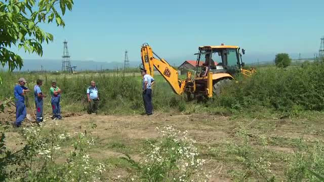 Scandal între un bărbat și muncitorii care vor să lucreze pe terenul său