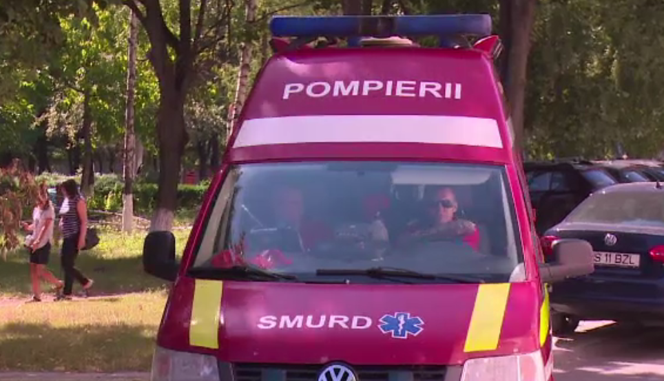 Paramedici SMURD atacați de viespi în timpul serviciului. 8 oameni au ajuns la spital