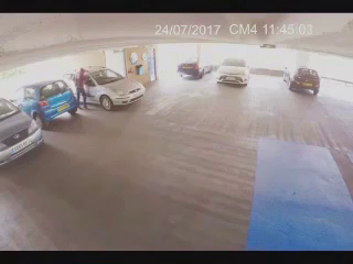 A ales locul nepotrivit. Ce a pățit un bărbat care a încercat să spargă o mașină. VIDEO