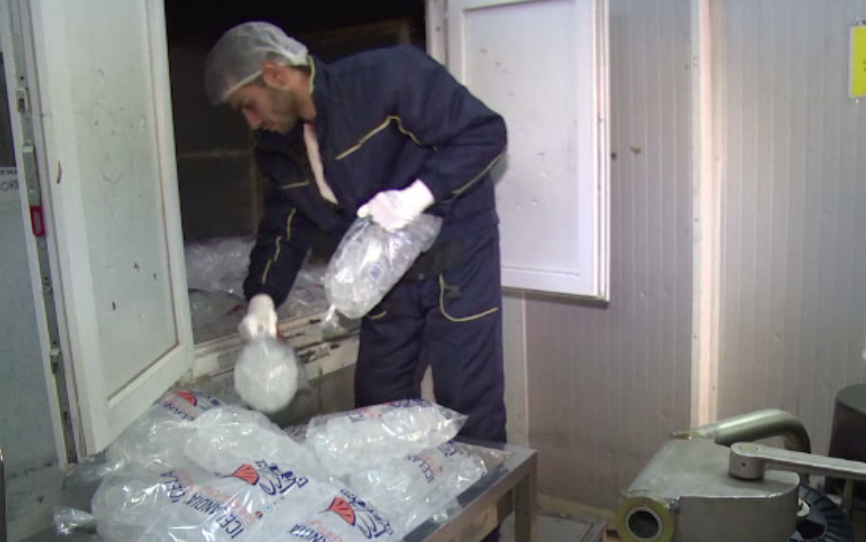 Românii care tremură de frig la serviciu, în timp ce țara "fierbe" la peste 40 de grade