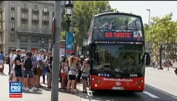 Patru tineri mascaţi au atacat un autobuz turistic în Barcelona