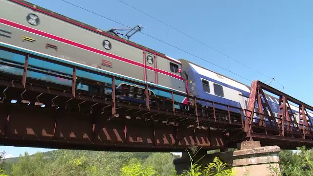 Un bărbat a murit electrocutat, după ce a traversat calea ferată