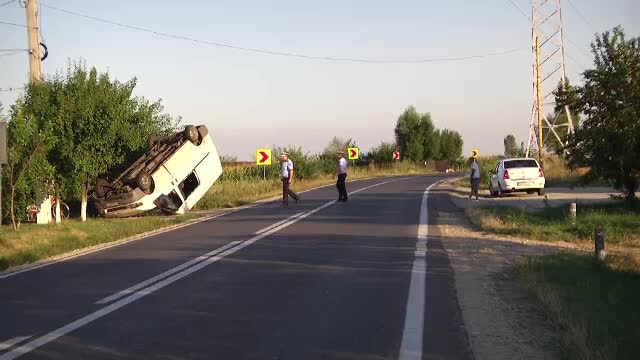 Patru răniți, după ce s-au răsturnat cu microbuzul. ”Puteau să fie morți”