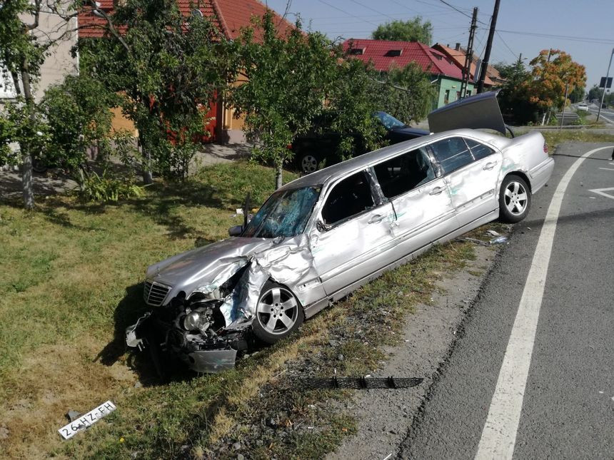 Şapte răniţi, între care 5 copii. Maşina a lovit un autocar