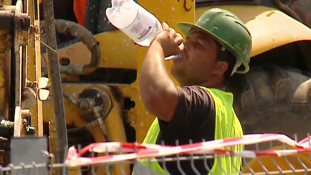 Muncitorii care lucrează afară, pe caniculă, ignorați de angajatori: "Ne luăm singuri apă"