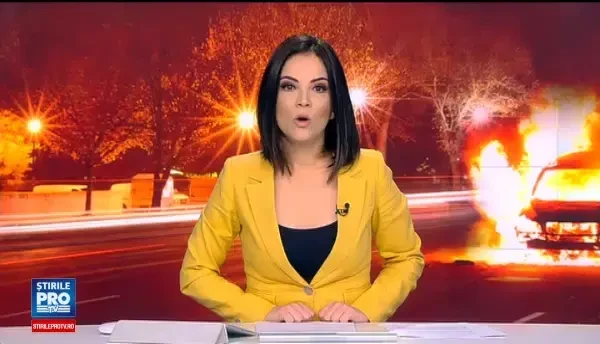 Un taxi a ars în Pitești, după ce șoferul a izbit o mașină cu viteză mare