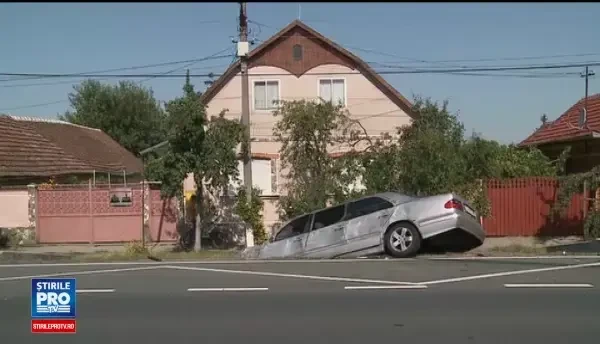 Şapte răniţi, între care 5 copii. Maşina a lovit un autocar