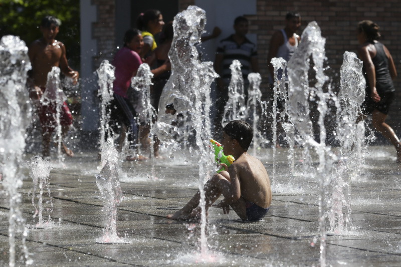 Cod roșu de caniculă prelungit și duminică. Meteorologii au anuțat încă o săptămână toridă