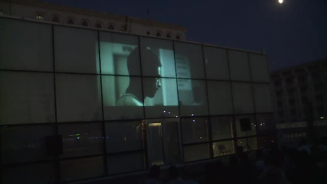Cinema în aer liber, pe Casa Poporului. Români şi străini au urmărit documentarul "Pixadores", la înălțime