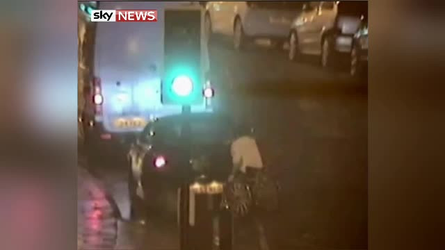 Un barbat intr-un scaun cu rotile s-a dus la un restaurant agățat de portbagajul unei mașini. Amenzile primite de el și șofer