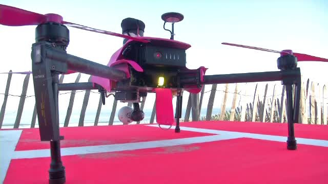 În Franța, ajutorul vine din aer. O dronă știe sa arunce victimelor un colac de salvare, înainte să ajungă salvamarii