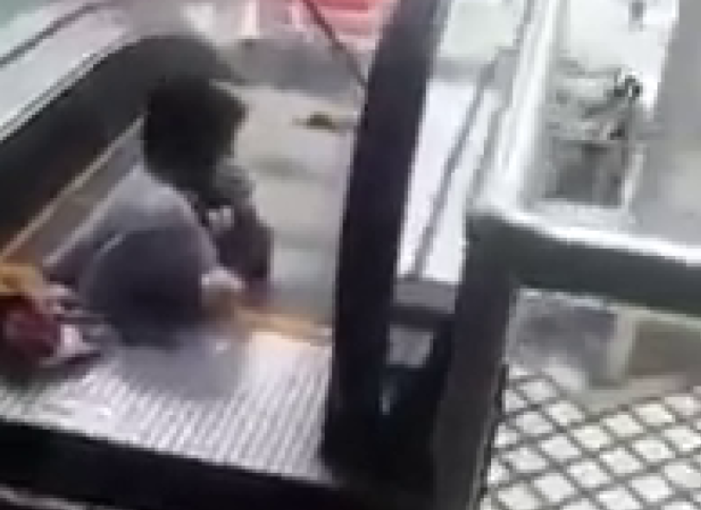 Un bărbat a fost la un pas de a fi ”înghițit” de o scară rulantă. VIDEO