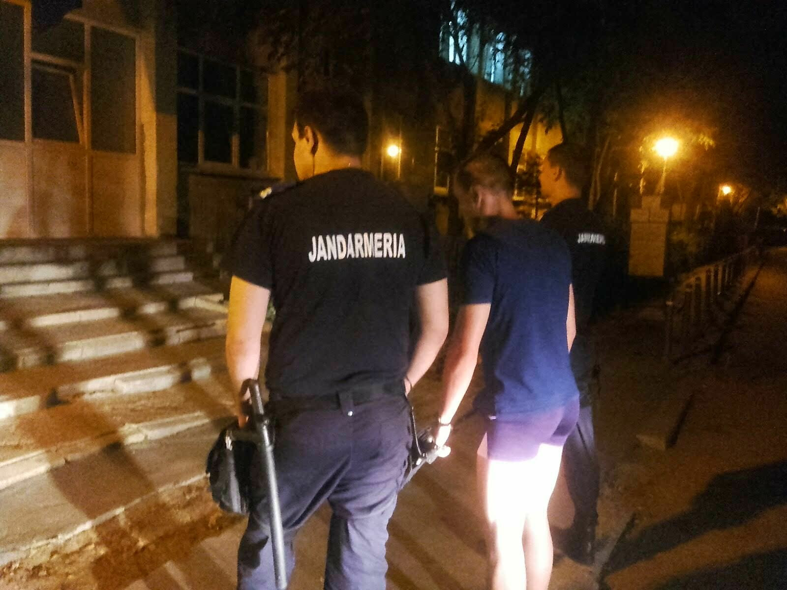 Prins săvârșind acte sexuale în timp ce se uita într-un apartament de la parter, în Capitală