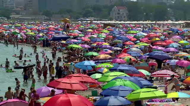 230.000 de turiști pe litoral, în acest weekend. Plajele au fost aglomerate și la orele prânzului