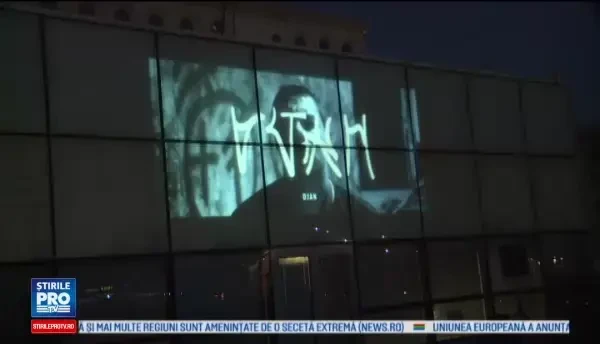 Cinema în aer liber, pe Casa Poporului. Români şi străini au urmărit documentarul Pixadores, la înălțime