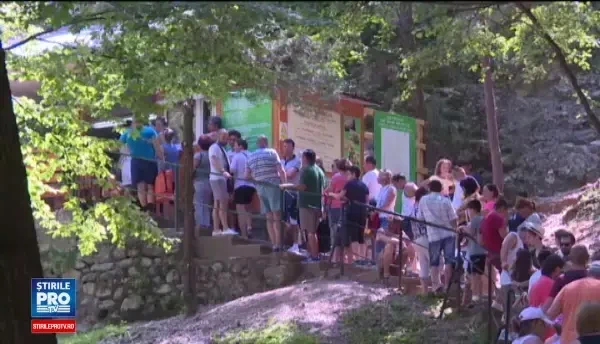 Cozi cu sute de oameni la Peștera Muierilor. Oamenii fug de caniculă în subteran