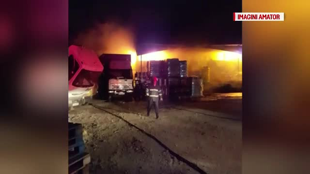 Incendiu la un depozit de băuturi alcoolice şi răcoritoare din Slatina