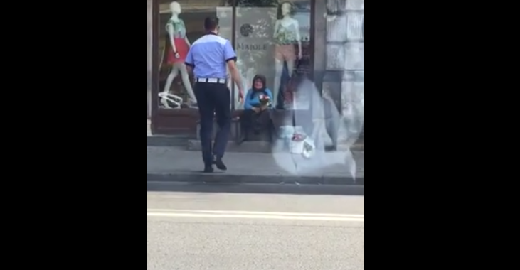 Gestul făcut de un polițist pentru o bătrână ce vindea flori la marginea bulevardului. VIDEO