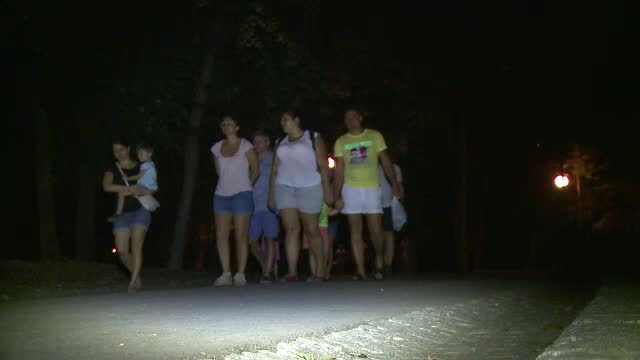 Parcurile din Craiova, unde este cod roșu de caniculă, pline de oameni în timpul nopții