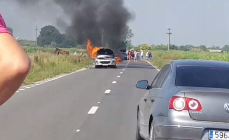Bărbat rănit după ce mașina i-a luat foc pe drum, în Tulcea