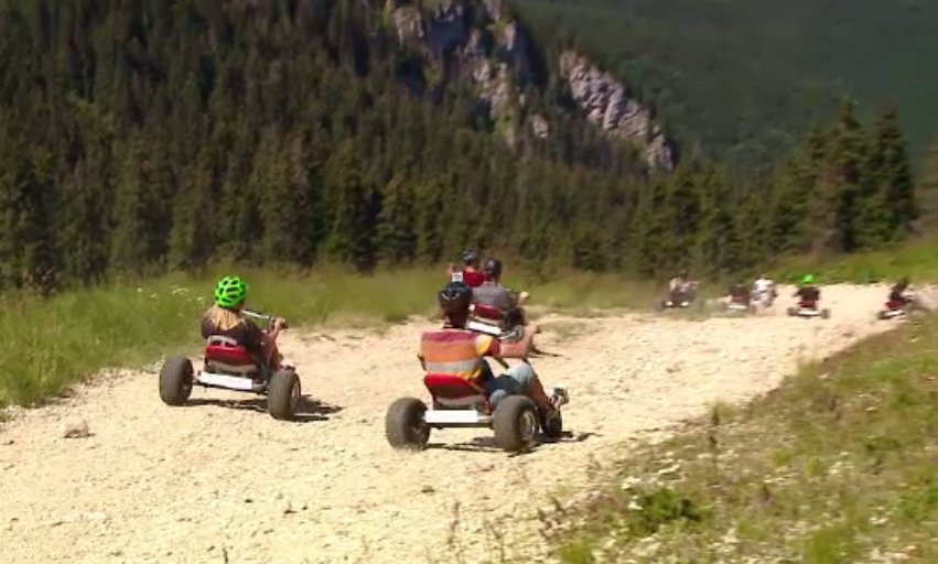 Carturi, biciclete sau tras cu arcul. Activitățile turiștilor din Poiana Brașov