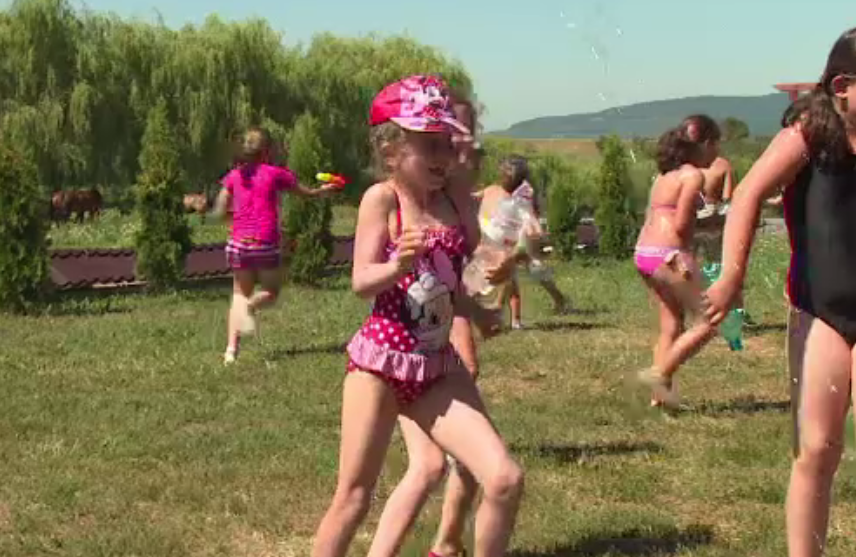 Tabăra de zi pentru copii, pline de activități distractive. Cât îi costă pe părinți