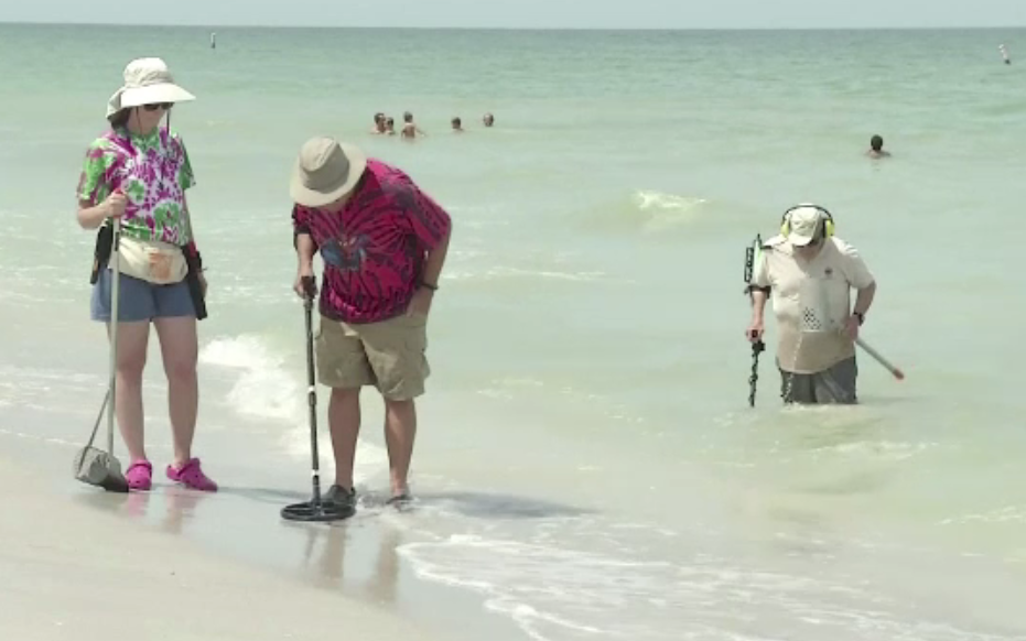 Americanii care ajută gratuit oameni să-și găsească obiectele din metal pierdute