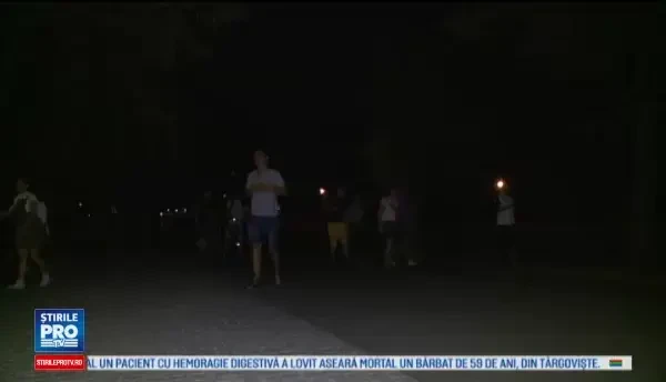Parcurile din Craiova, unde este cod roșu de caniculă, pline de oameni în timpul nopții